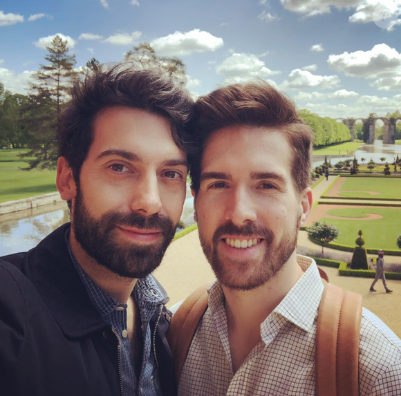 Il s'agit de Guillaume Cérin, journaliste de la chaine, qui célèbre son mariage.

Mariage de Guillaume Cérin, journaliste LCI, et son compagnon Thomas Pernette, spécialiste royauté déjà vu sur BFMTV.
