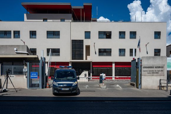 Un véhicule de gendarmerie entre dans la caserne Donadieu, où les grands-parents du petit Émile Soleil , disparu le 8 juillet 2023 au Haut-Vernet, Anne et Philippe Vedovini, accompagnés de leurs deux enfants majeurs, ont été placés en garde à vue à Marseille, France, le 25 mars 2025. Photo by Laurent Coust/ABACAPRESS.COM