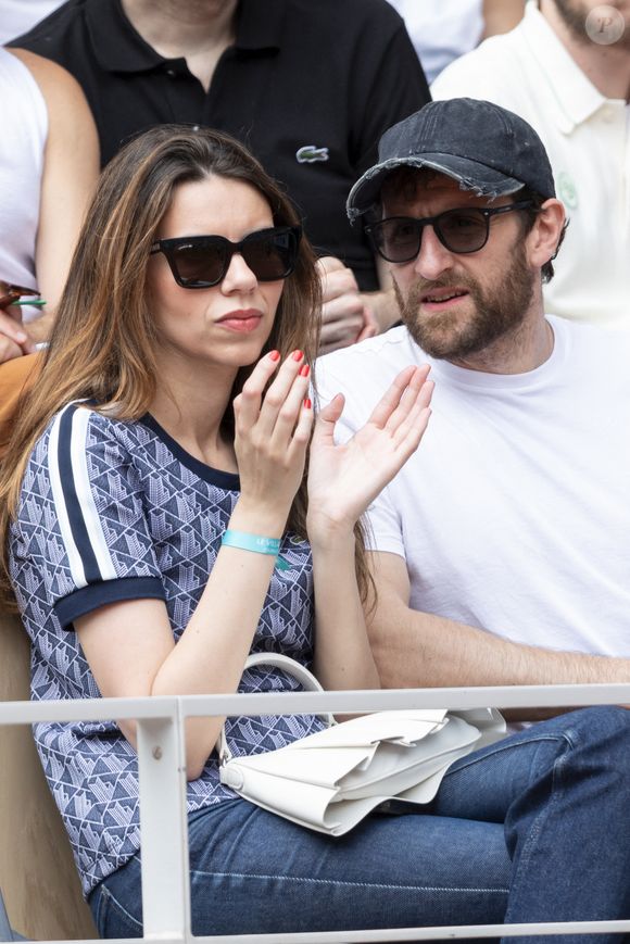 Pablo Mira et sa compagne Lisa Brunet dans les tribunes lors des Internationaux de France de Tennis de Roland Garros 2025 à Paris, le 29 mai 2025.
© Moreau / Jacovides / Bestimage