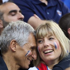Nagui et sa femme Mélanie Page - Célébrités dans les tribunes du match du groupe D de l'Euro 2024 entre l'équipe de France face à l'Autriche (1-0) à Dusseldorf en Allemagne le 17 juin 2024. © Cyril Moreau/Bestimage