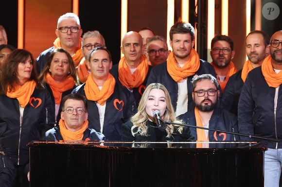 Santa - Les personnalités se mobilisent lors de la 37ème édition du Téléthon sur le plateau de France 2, avec pour parrain Vianney. Cette année, 80,6 millions de dons ont été promis. Le 9 décembre 2023.
© Coadic Guirec / Bestimage