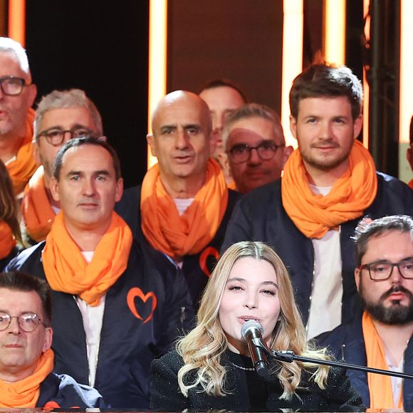 Santa - Les personnalités se mobilisent lors de la 37ème édition du Téléthon sur le plateau de France 2, avec pour parrain Vianney. Cette année, 80,6 millions de dons ont été promis. Le 9 décembre 2023.
© Coadic Guirec / Bestimage