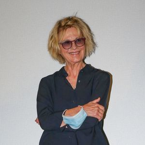 Si cette demeure lui rappelle forcément de bons souvenirs avec le dernier homme de sa vie, Jean Teulé, elle lui évoque également son enfance puisque les grands-parents de Miou-Miou possédaient une maison à Plouénan.

Miou-Miou - Avant première du film "Nona et ses filles" lors du Festival Series Mania à Lille le 30 aout 2021. © Stéphane Vansteenkiste/Bestimage