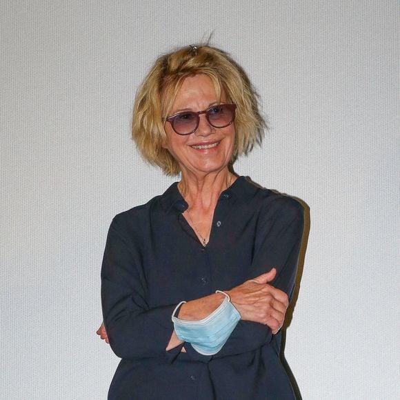 Si cette demeure lui rappelle forcément de bons souvenirs avec le dernier homme de sa vie, Jean Teulé, elle lui évoque également son enfance puisque les grands-parents de Miou-Miou possédaient une maison à Plouénan.

Miou-Miou - Avant première du film "Nona et ses filles" lors du Festival Series Mania à Lille le 30 aout 2021. © Stéphane Vansteenkiste/Bestimage