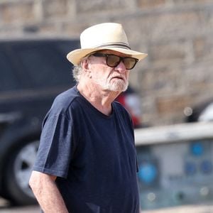 Eddy Mitchell et sa femme Muriel se baladent sur le port de Saint-Tropez le 6 juillet 2024. © Agence / Bestimage