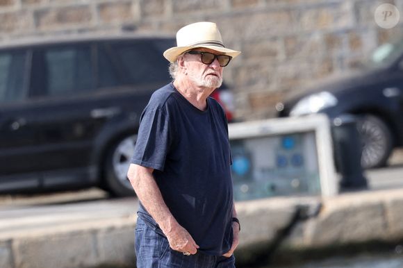 Eddy Mitchell et sa femme Muriel se baladent sur le port de Saint-Tropez le 6 juillet 2024. © Agence / Bestimage