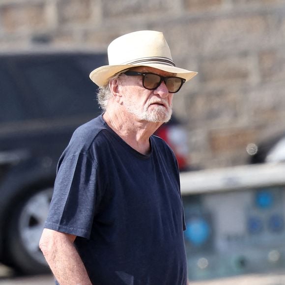 Eddy Mitchell et sa femme Muriel se baladent sur le port de Saint-Tropez le 6 juillet 2024. © Agence / Bestimage