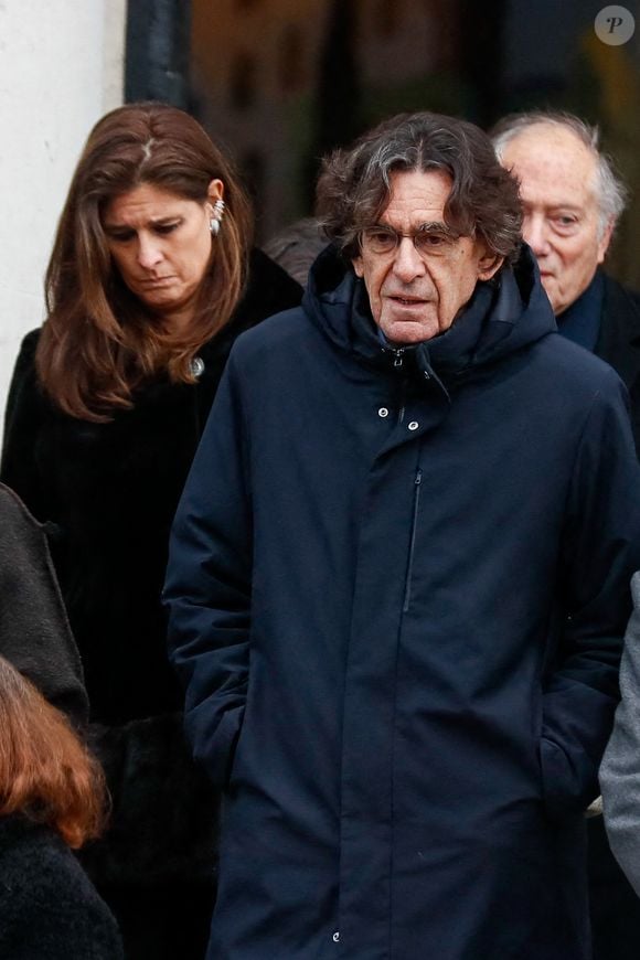 Luc Ferry et sa femme Marie-Caroline Becq de Fouquières - Sorties des obsèques de Claude Allègre en la salle de la Coupole du cimetière du Père-Lachaise à Paris, France, le 16 janvier 2025. © Christophe Clovis/Bestimage