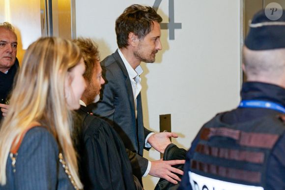 Lors de l’audience, le procureur a requis six mois de prison avec sursis. Il a également demandé une amende de 10 000 euros.

Exclusif - Vincent Cerutti et son avocat Antoine Vey - Procès de l'ex-animateur, V.Cerutti, pour atteinte sexuelle, pour avoir mordu, à deux reprises, les fesses de sa collaboratrice chez Chérie FM en 2015, Caroline Barel, au tribunal correctionnel de Paris, France, le 9 décembre 2025. © Julien Sarkissian/Bestimage