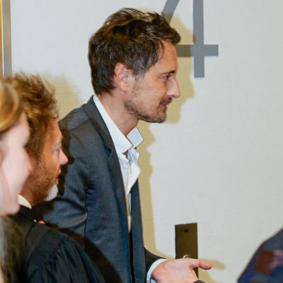 Lors de l’audience, le procureur a requis six mois de prison avec sursis. Il a également demandé une amende de 10 000 euros.

Exclusif - Vincent Cerutti et son avocat Antoine Vey - Procès de l'ex-animateur, V.Cerutti, pour atteinte sexuelle, pour avoir mordu, à deux reprises, les fesses de sa collaboratrice chez Chérie FM en 2015, Caroline Barel, au tribunal correctionnel de Paris, France, le 9 décembre 2025. © Julien Sarkissian/Bestimage