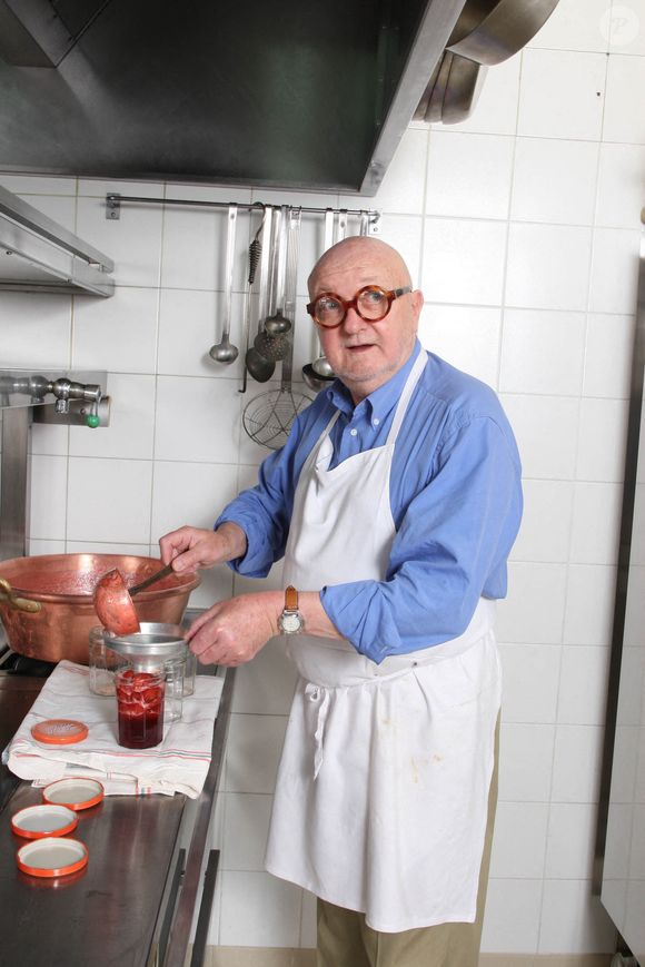 Jean Pierre Coffe lors d'une séance photo dans sa cuisine à Paris, France, le 30 mai 2008. Photo Max Colin/Abaca