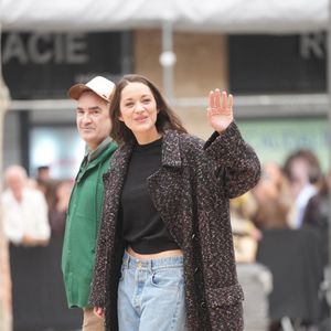 Marion Cotillard arrive à un dîner Chanel aux Halles de Biarritz.

© Backgrid UK/ Bestimage
