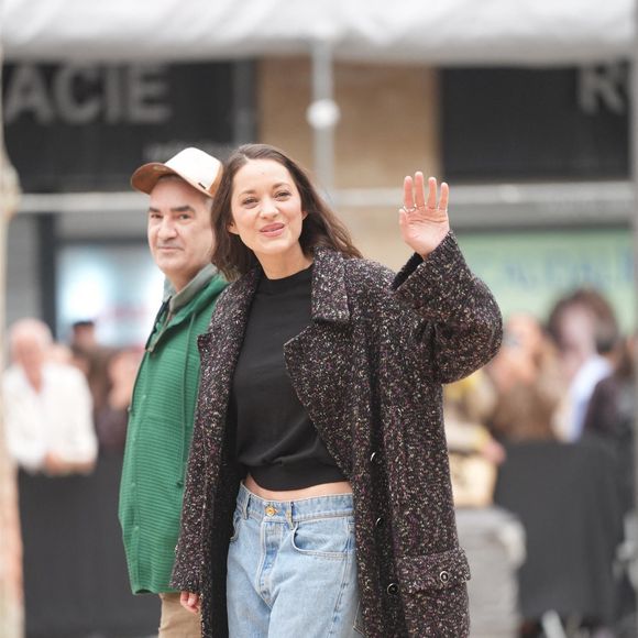 Marion Cotillard arrive à un dîner Chanel aux Halles de Biarritz.

© Backgrid UK/ Bestimage