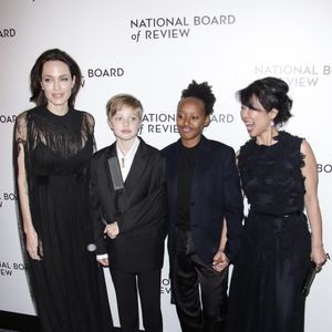 Angelina Jolie avec ses enfants sa fille Shiloh  Jolie-Pitt (le bras en écharpe) et sa fille Zahara Jolie-Pitt - Soirée de gala des National Board of Review Annual Awards à New York City, New York, Etats-Unis, le 9 janvier 2018. Backgrid USA / Bestimage