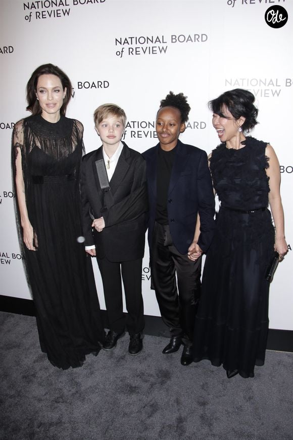 Angelina Jolie avec ses enfants sa fille Shiloh  Jolie-Pitt (le bras en écharpe) et sa fille Zahara Jolie-Pitt - Soirée de gala des National Board of Review Annual Awards à New York City, New York, Etats-Unis, le 9 janvier 2018. Backgrid USA / Bestimage