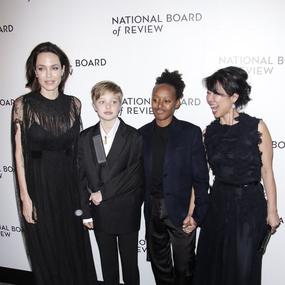 Angelina Jolie avec ses enfants sa fille Shiloh  Jolie-Pitt (le bras en écharpe) et sa fille Zahara Jolie-Pitt - Soirée de gala des National Board of Review Annual Awards à New York City, New York, Etats-Unis, le 9 janvier 2018. Backgrid USA / Bestimage