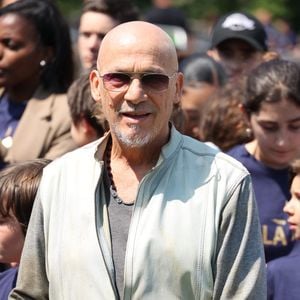 Malgré des soucis de santé récents, il poursuit sa carrière et reste très attendu sur scène.

Florent Pagny assiste à la cérémonie de remise du Prix de l'Ambassadeur de l'association ELA (European Leukodystrophy Association) à la Cité des Sciences et de l'Industrie à Paris, France, le 07 juin 2023. © Jerome Domine/Abacapress.com