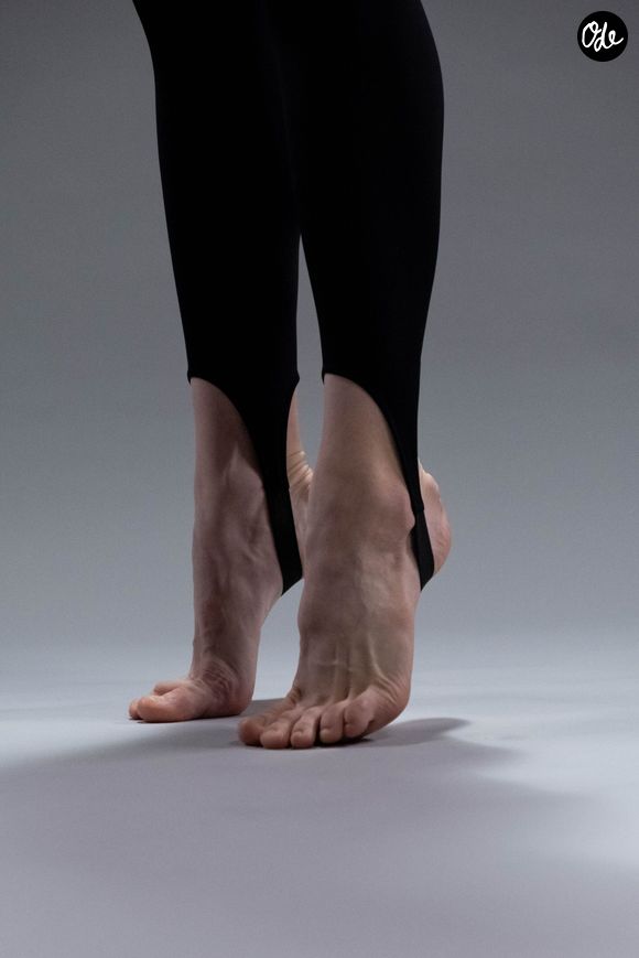 Le pantalon fuseau séduit par sa coupe fuselée et ses étriers sous le pied.