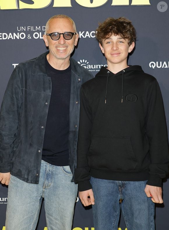 Gad Elmaleh et son fils Raphaël - Première du film "Juste une illusion" au cinéma Le Grand Rex à Paris le 22 mars 2026. © Coadic Guirec/Bestimage