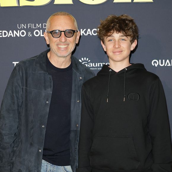 Gad Elmaleh et son fils Raphaël - Première du film "Juste une illusion" au cinéma Le Grand Rex à Paris le 22 mars 2026. © Coadic Guirec/Bestimage