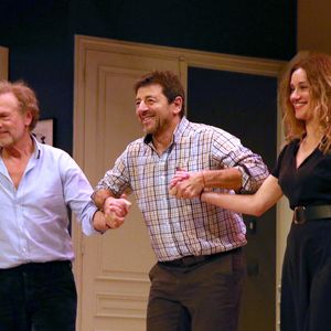 Exclusif - Stéphane Freiss, Patrick Bruel et Marine Delterme saluent le public à la fin de la représentation pour les amis proche de la pièce "Deuxième partie" au Théâtre Édouard VI à Paris, France, le 04 Mars 2026.

© Bertrand Rindoff / Bestimage
