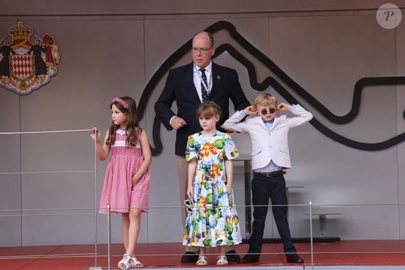 India Casiraghi, le prince Albert de Monaco, la princesse Gabriella de Monaco, comtesse de Carladès (robe Dolce & Gabbana, sandales Jacadi), et Le prince Jacques de Monaco, marquis des Baux - La famille royale de Monaco au podium du Grand Prix F1 de Monaco lors de la remise du trophée à S.Perez, vainqueur de la course. Le 29 mai 2022. 
© Claudia Albuquerque / Bestimage