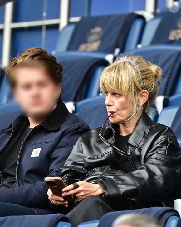 Marina Foïs et son fils Georges dans les tribunes du match de football de Ligue 1 McDonald's opposant le  RC Lens au Paris Saint-Germain (PSG) (0-2) au Parc des Princes à Paris le 14 septembre 2025. © Christian Liewig/Bestimage