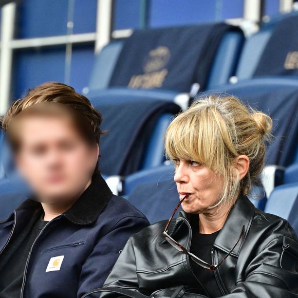 Marina Foïs et son fils Georges dans les tribunes du match de football de Ligue 1 McDonald's opposant le  RC Lens au Paris Saint-Germain (PSG) (0-2) au Parc des Princes à Paris le 14 septembre 2025. © Christian Liewig/Bestimage