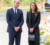 Mais que se passe t-il entre le prince William et Kate Middleton à ce jour ?!
Le prince William, prince de Galles, et Catherine (Kate) Middleton, princesse de Galles regardent les hommages floraux laissés par les membres du public aux portes de Sandringham House à Norfolk, Royaume Uni après la mort de la reine Elisabeth II. (Backgrid UK/ Bestimage).