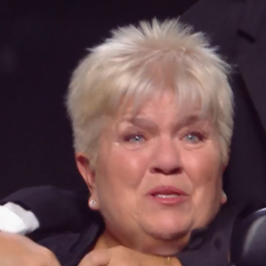 Un grand moment d'émotion pour Mimie Mathy dans le nouveau spectacle des Enfoirés

Mimie Mathy en pleurs dans le spectacle des Enfoirés diffusé vendredi prochain sur TF1. Moment extrait du reportage diffusé dans "Grands reportages"