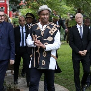 Qu'importe! Yannick Noah sent que son "destin est d'être ici. De protéger la terre qui est ma terre, qui est la terre de mes ancêtres"

Le président français Emmanuel Macron au village de Noé pour un débat avec la société civile et un concert, Yaoundé, Cameroun, 26 juillet 2022. Emmanuel Macron effectue une tournée africaine de trois jours au Cameroun, au Bénin et en Guinée-Bissau. Photo by Stephane Lemouton /Pool/ABACAPRESS.COM