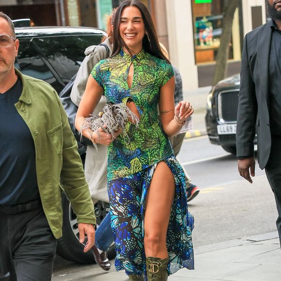 Dua Lipa a fait une apparition toute en jambes lors de son arrivée au lancement d'un pop-up à Selfridges à Londres. 21/05/2026 © Backgrid UK/ Bestimage