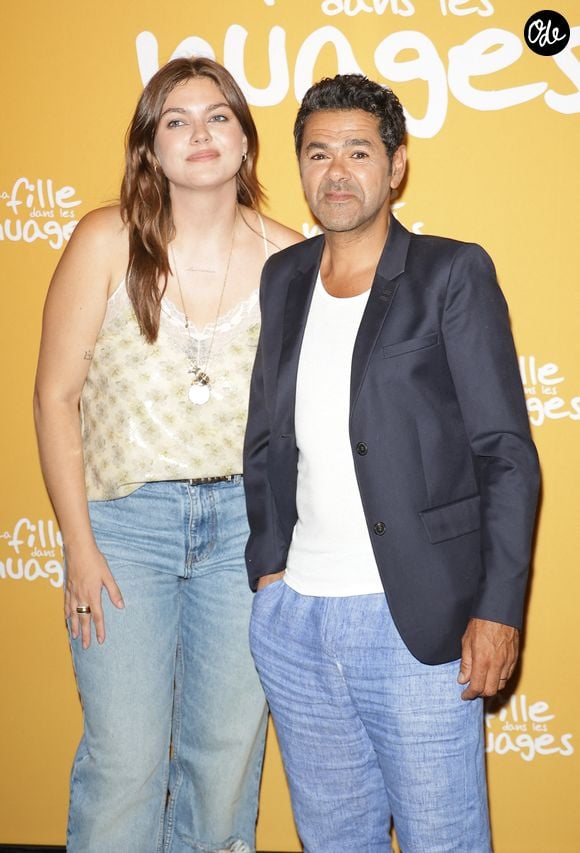 Très attachée à cette marque, Louane semble transmettre son goût pour les chaussures à sa fille.

Louane Emera et Jamel Debbouze - Première du film "La fille dans Les nuages" au cinema UGC Bercy à Paris le 2 juillet 2026. © Coadic Guirec/Bestimage