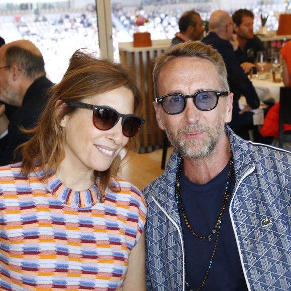 Exclusif - Léa Salamé et Philippe Caverivière - Déjeuner dans la loge de France Télévision lors des Internationaux de France de Tennis de Roland Garros 2024 - Jour 12, à Paris. Le 6 Juin 2024.  

© Bertrand Rindoff / Bestimage