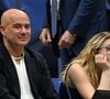De nombreuses stars ont fait le déplacement pour assister au match ! A l'instar de l'ex-roi des courts Andre Agassi photographié aux côtés de sa fille Jaz Elle, tout juste âgée 21 ans qu'il a eue avec l'ex-joueuse de tennis d'origine allemande Steffi Graf.


Flushing Meadows, New York  Novak Djokovic a affronté le talentueux Learner Tien au stade Louis Armstrong de l'USTA Billie Jean King National Tennis Center à Flushing, dans le Queens sous les yeux d'Andre Agassi et sa fille Jaz Ella Agassi.