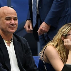 De nombreuses stars ont fait le déplacement pour assister au match ! A l'instar de l'ex-roi des courts Andre Agassi photographié aux côtés de sa fille Jaz Elle, tout juste âgée 21 ans qu'il a eue avec l'ex-joueuse de tennis d'origine allemande Steffi Graf.


Flushing Meadows, New York  Novak Djokovic a affronté le talentueux Learner Tien au stade Louis Armstrong de l'USTA Billie Jean King National Tennis Center à Flushing, dans le Queens sous les yeux d'Andre Agassi et sa fille Jaz Ella Agassi.