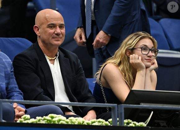 De nombreuses stars ont fait le déplacement pour assister au match ! A l'instar de l'ex-roi des courts Andre Agassi photographié aux côtés de sa fille Jaz Elle, tout juste âgée 21 ans qu'il a eue avec l'ex-joueuse de tennis d'origine allemande Steffi Graf.


Flushing Meadows, New York  Novak Djokovic a affronté le talentueux Learner Tien au stade Louis Armstrong de l'USTA Billie Jean King National Tennis Center à Flushing, dans le Queens sous les yeux d'Andre Agassi et sa fille Jaz Ella Agassi.