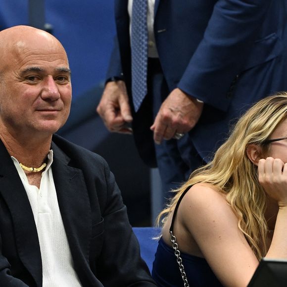 De nombreuses stars ont fait le déplacement pour assister au match ! A l'instar de l'ex-roi des courts Andre Agassi photographié aux côtés de sa fille Jaz Elle, tout juste âgée 21 ans qu'il a eue avec l'ex-joueuse de tennis d'origine allemande Steffi Graf.


Flushing Meadows, New York  Novak Djokovic a affronté le talentueux Learner Tien au stade Louis Armstrong de l'USTA Billie Jean King National Tennis Center à Flushing, dans le Queens sous les yeux d'Andre Agassi et sa fille Jaz Ella Agassi.
