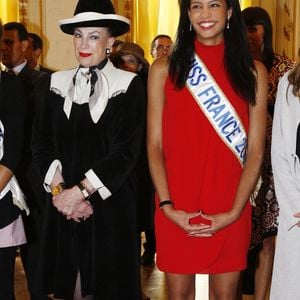 Genevieve de Fontenay et Chloe Mortaud Miss France 2009 ont rencontre Alain Juppe a la mairie de Bordeaux, France le 14 mai 2009, afin de lui proposer que Bordeaux heberge une des prochaines editions de la celebre election du concours Miss France. Photo Patrick Bernard/Abaca