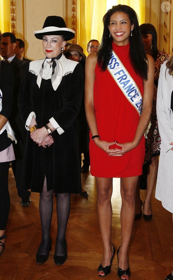 Genevieve de Fontenay et Chloe Mortaud Miss France 2009 ont rencontre Alain Juppe a la mairie de Bordeaux, France le 14 mai 2009, afin de lui proposer que Bordeaux heberge une des prochaines editions de la celebre election du concours Miss France. Photo Patrick Bernard/Abaca