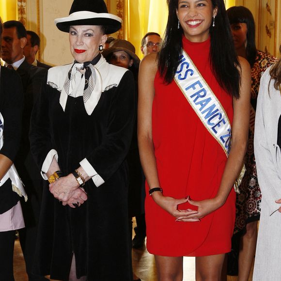 Genevieve de Fontenay et Chloe Mortaud Miss France 2009 ont rencontre Alain Juppe a la mairie de Bordeaux, France le 14 mai 2009, afin de lui proposer que Bordeaux heberge une des prochaines editions de la celebre election du concours Miss France. Photo Patrick Bernard/Abaca