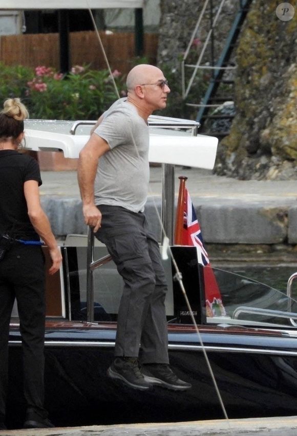 Le PDG d'Amazon, Jeff Bezos et sa compagne Lauren Sanchez vont déjeuner avec des amis à Portofino, le 13 juin 2023.
