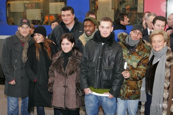 Des chanteurs français posent à la gare TGV de Nice avant le concert en direct de l'opération 'Pièces Jaunes' le 29 janvier 2006. Photo by Gerald Holubowicz/ABACAPRESS.COM