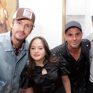 Philippe Lacheau, Mayane-Sarah El Baze, Philippe Shangti, Florent Peyre, lors de la présentation de l'œuvre "No Judgement here" de Philippe Shangti avec l'équipe du film "Un p'tit truc en plus" au studio Harcourt à Paris le 4 jin 2025. © Jack Tribeca / Bestimage