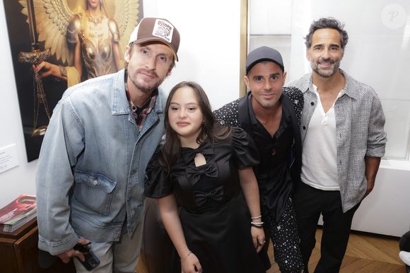 Philippe Lacheau, Mayane-Sarah El Baze, Philippe Shangti, Florent Peyre, lors de la présentation de l'œuvre "No Judgement here" de Philippe Shangti avec l'équipe du film "Un p'tit truc en plus" au studio Harcourt à Paris le 4 jin 2025. © Jack Tribeca / Bestimage
