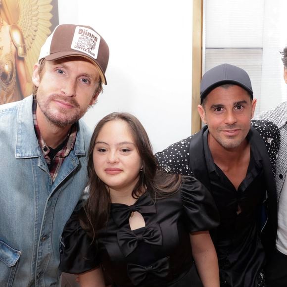 Philippe Lacheau, Mayane-Sarah El Baze, Philippe Shangti, Florent Peyre, lors de la présentation de l'œuvre "No Judgement here" de Philippe Shangti avec l'équipe du film "Un p'tit truc en plus" au studio Harcourt à Paris le 4 jin 2025. © Jack Tribeca / Bestimage