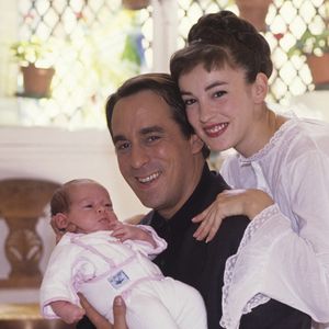 En France, chez eux, Thierry Ardisson avec sa fille Marion, âgée de 3 mois et sa femme Béatrice en juin 1989