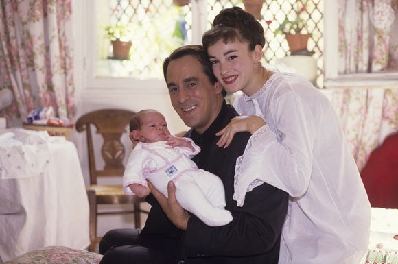En France, chez eux, Thierry Ardisson avec sa fille Marion, âgée de 3 mois et sa femme Béatrice en juin 1989