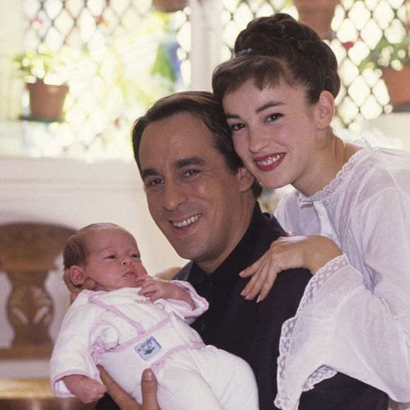 En France, chez eux, Thierry Ardisson avec sa fille Marion, âgée de 3 mois et sa femme Béatrice en juin 1989