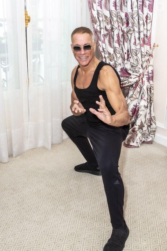 “Le chirurgien a fait quelque chose de merveilleux”, a-t-il confié sur Facebook.

Exclusif - Jean-Claude Van Damme (JCVD) -  Enregistrement de  l'émission Clique X, avec pour invité JCVD (à l'hotel Le Bristol) , présentée par M.Achour et diffusée sur MyCanal en 3 parties à partir du 18 juin 2021. Paris, le 3 juin 2021
© Jack Tribeca / Bestimage